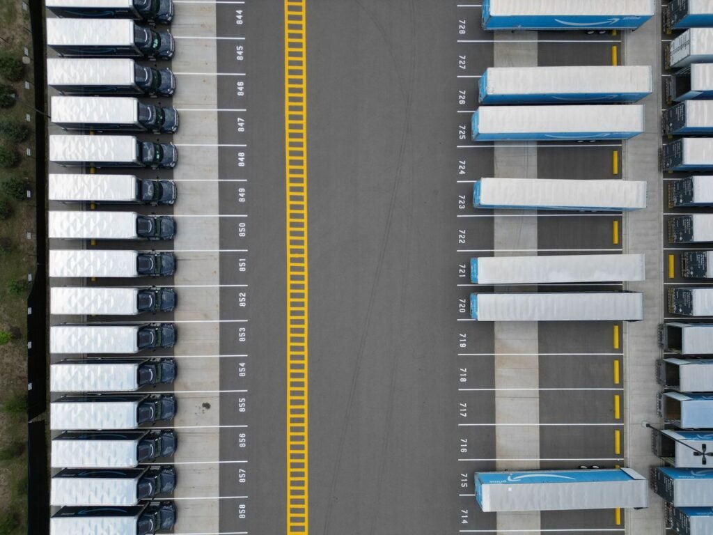 Vista aérea de carretas encostadas nas docas de um centro de distribuição