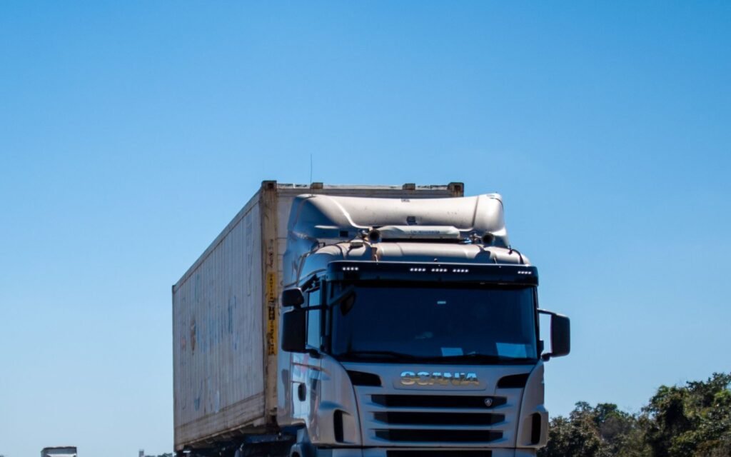 Caminhão de carga trafegando em rodovia de pista simples sob céu azul